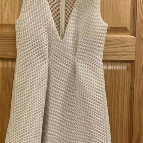 Issue New York Textured Fit & Flare Dress V-neck - Picture 7 of 15